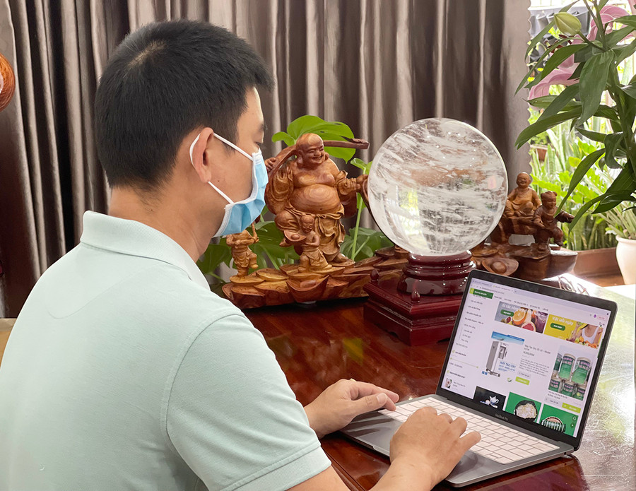  Thương mại điện tử đang là xu hướng mới để mở rộng thị trường tiêu thụ sản phẩm. Ảnh: V.T
