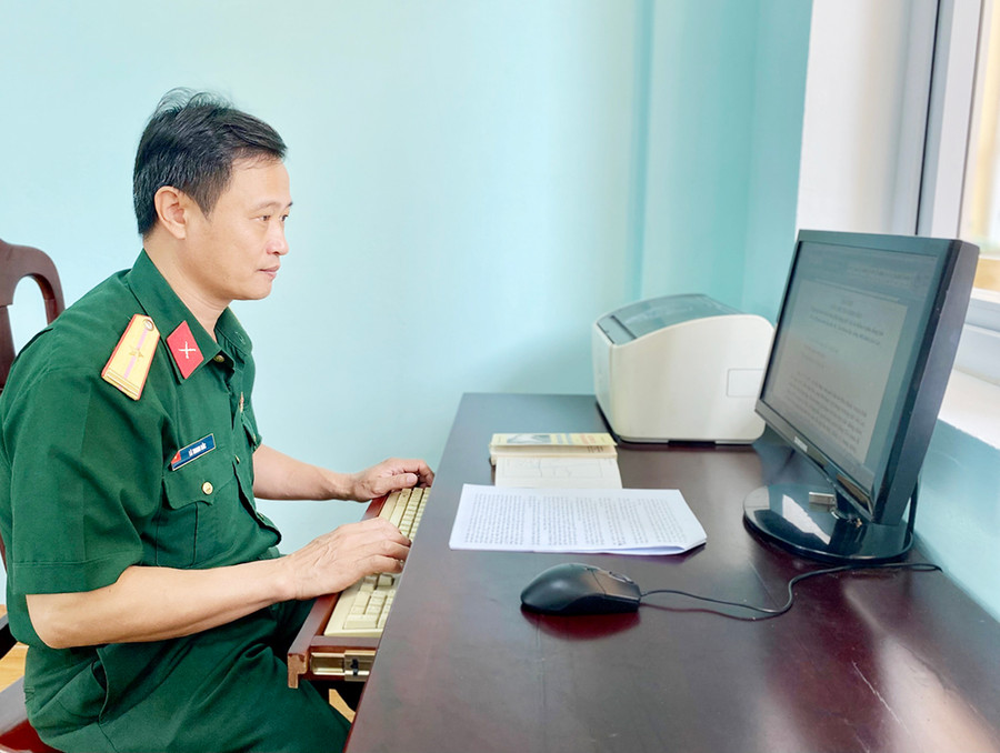 Thiếu tá Lã Thanh Bắc luôn tích cực tham mưu cho Đảng ủy và Ban Chỉ huy Quân sự thị xã An Khê trong công việc chuyên môn. Ảnh: Mộc Trà