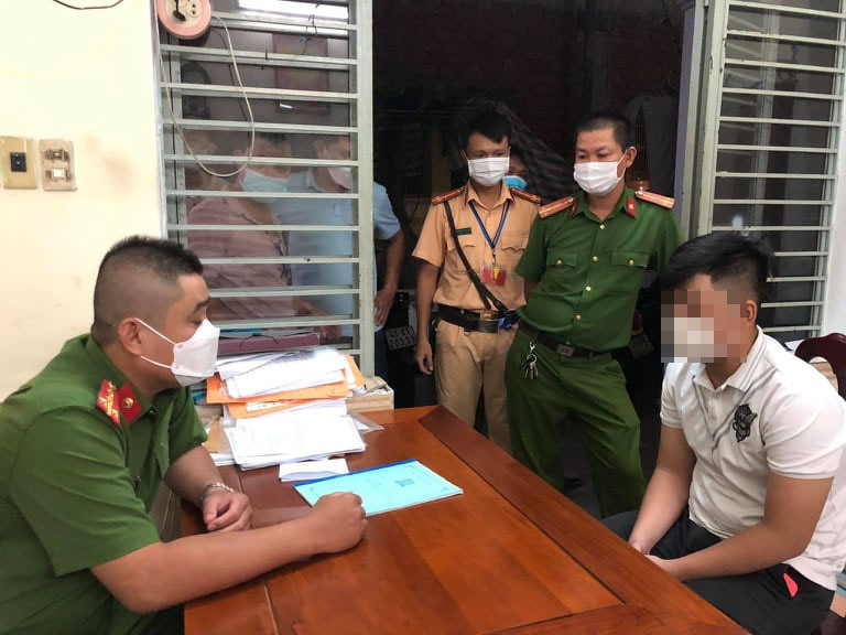 Công an TP.Đà Nẵng lấy lời khai một nghi can. Ảnh: N.H Công an TP.Đà Nẵng lấy lời khai một nghi can. Ảnh: N.H