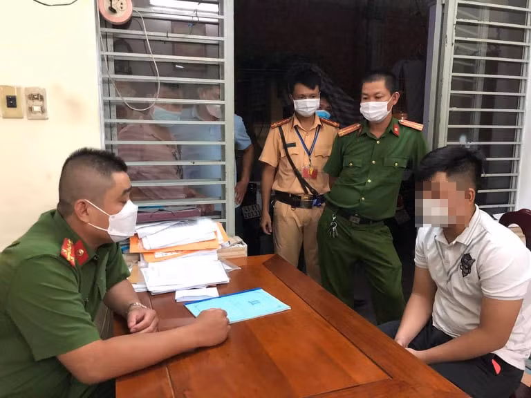 Công an TP.Đà Nẵng lấy lời khai một nghi can. Ảnh: N.H