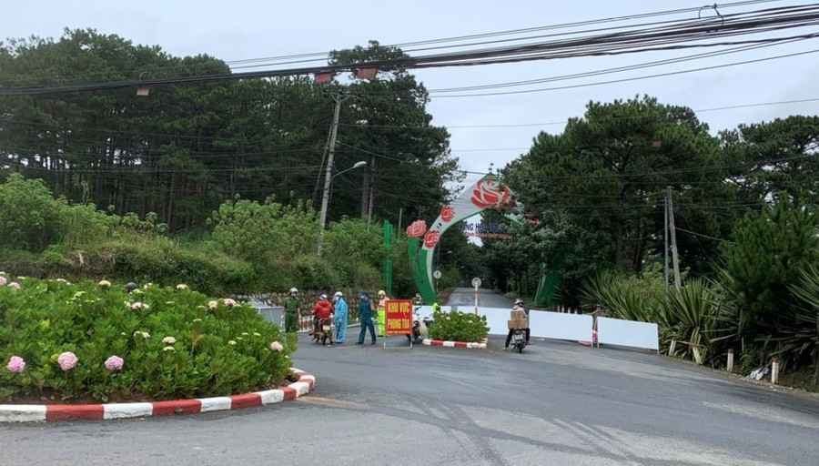 Phong tỏa đường vào làng hoa Vạn Thành để khoanh vùng truy vết liên quan ổ dịch mới phát hiện. Ảnh: Gia Bình