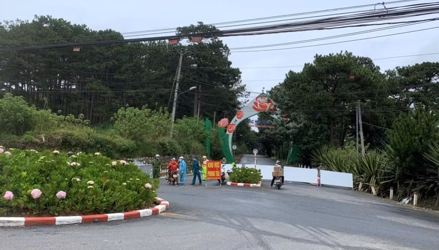 Phong tỏa đường vào làng hoa Vạn Thành để khoanh vùng truy vết liên quan ổ dịch mới phát hiện. Ảnh: Gia Bình