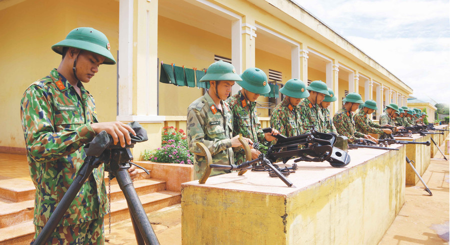Lữ đoàn Công binh 7 tổ chức huấn luyện cho cán bộ, chiến sĩ làm chủ vũ khí, phương tiện. Ảnh: Vĩnh Hoàng