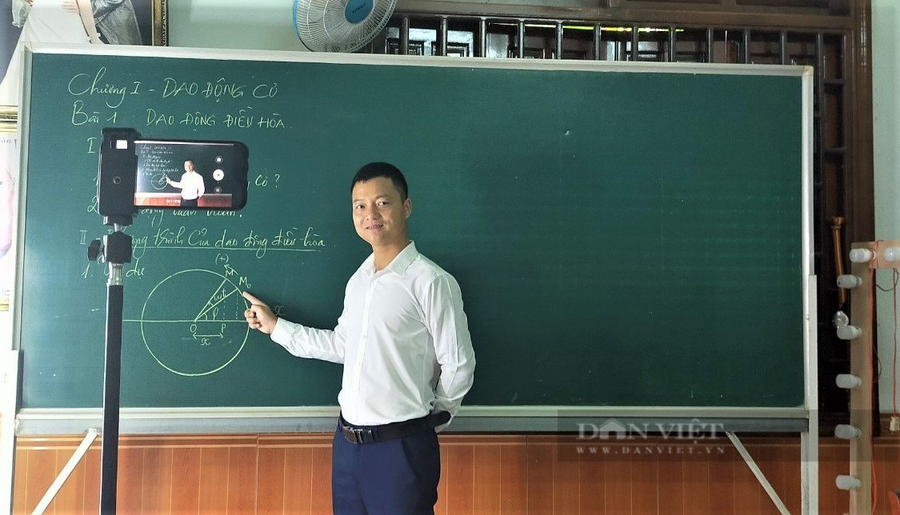 Thầy giáo Nguyễn Trường Sinh đảm nhiệm bộ môn Vật lý, trường THPT Cư M'gar dạy thử tại 