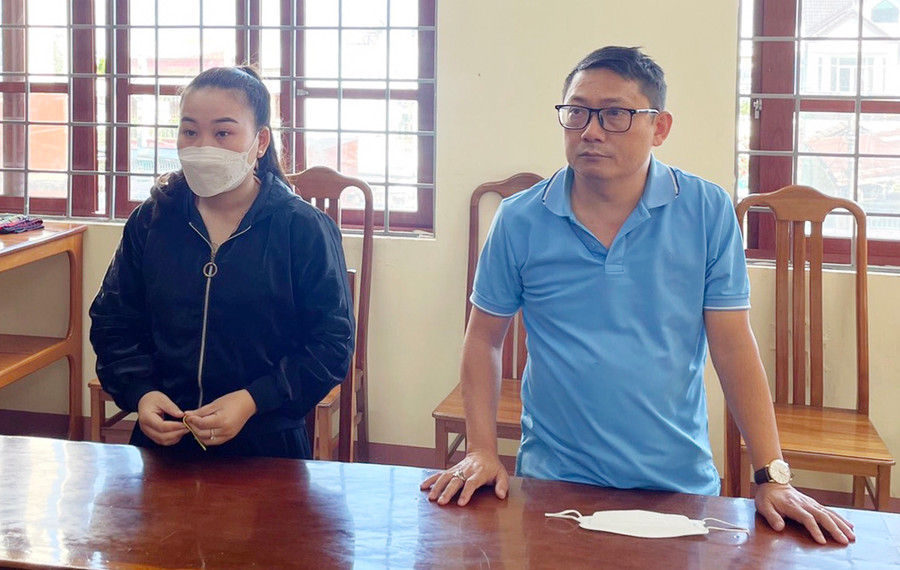 Đối tượng Hằng (bìa trái) và Dư tại cơ quan điều tra. Ảnh: Lê Anh Đối tượng Hằng (từ trái qua) và Dư tại cơ quan điều tra. Ảnh: Lê Anh