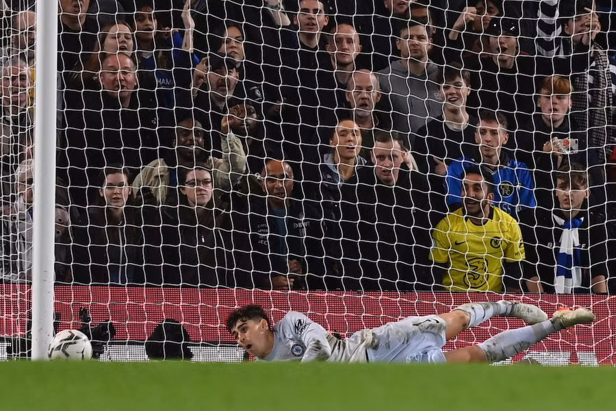 Thủ môn Kepa lại xuất sắc ở loạt đá 11m. Ảnh: AFP