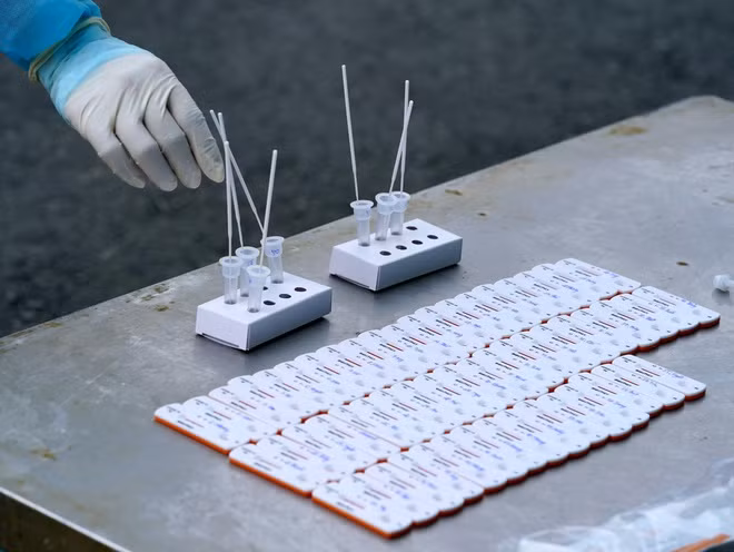 Vingroup đã mua và tặng cho các vùng dịch nặng hơn 20 triệu kit test. Ảnh: Độc Lập