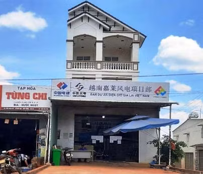 Một doanh nghiệp thuê mặt bằng tại thị trấn huyện Chư Prông để thực hiện dự án điện gió trên địa bàn huyện sử dụng lao động nước ngoài. Ảnh: Đinh Yến