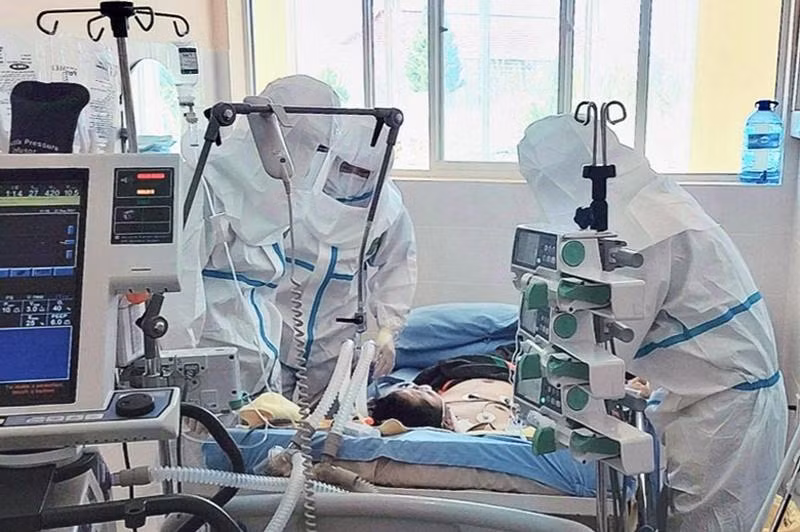 Điều trị bệnh nhân T.C.H trong thời gian nguy kịch. Ảnh: BV Nhi Lâm Đồng