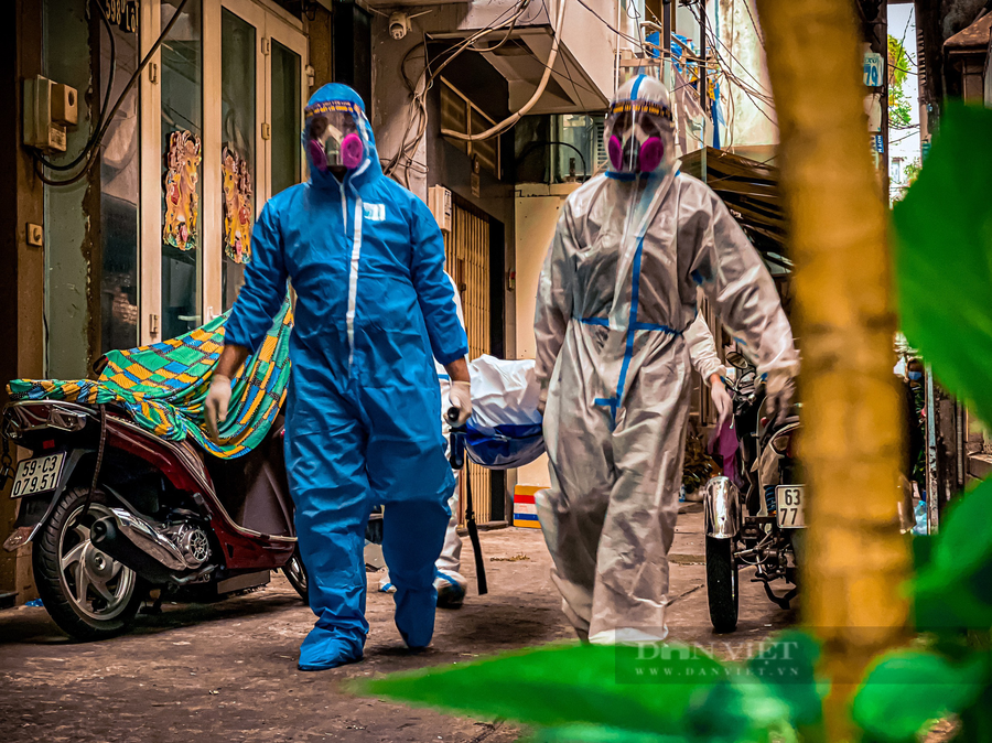 Đưa nạn nhân mất vì Covid-19, 4 người ai nấy đều mặc bảo hộ kín mít. Ảnh: Chinh Hoàng