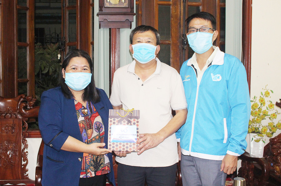  Hội LHTN Việt Nam tỉnh thăm, tặng quà đồng chí Thái Thanh Bình (ở giữa)-Ủy viên Ban Thường vụ Tỉnh ủy, Chủ nhiệm Ủy ban Kiểm tra Tỉnh ủy, nguyên Chủ tịch Hội LHTN Việt Nam tỉnh khóa IV. Ảnh: Phan Lài