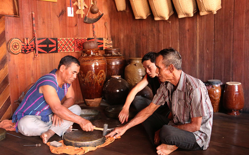 Già làng - nghệ nhân chỉnh chiêng người dân tộc Mạ.