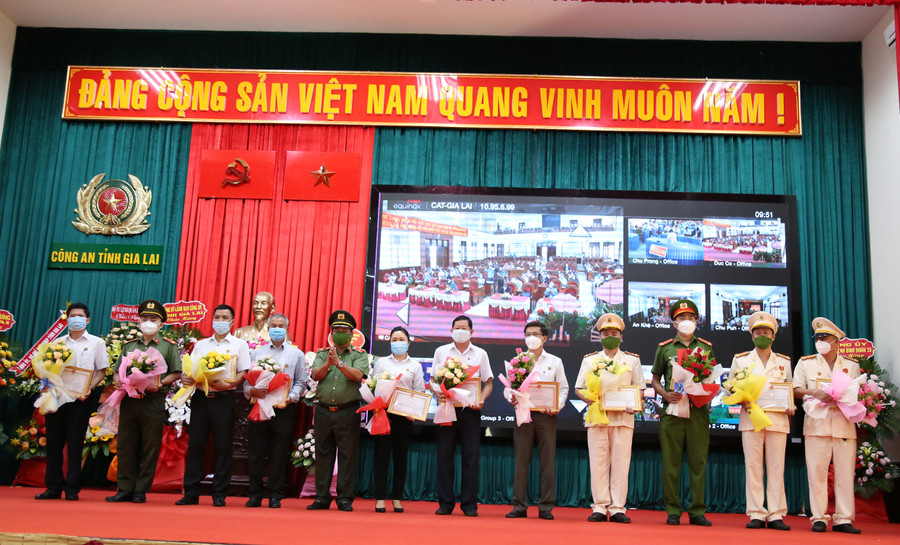 Giám đốc Công an tỉnh Gia Lai tặng giấy khen cho các tập thể, cá nhân. Ảnh: Lê Anh Giám đốc Công an tỉnh Gia Lai tặng giấy khen cho các tập thể cá nhân. Ảnh: Lê Anh