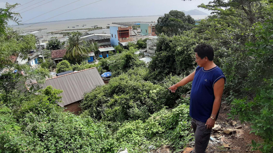  Người dân sinh sống tại khu vực núi Gành luôn thấp thỏm lo sợ sạt lở vào mùa mưa bão. Ảnh: Hoàng Trọng