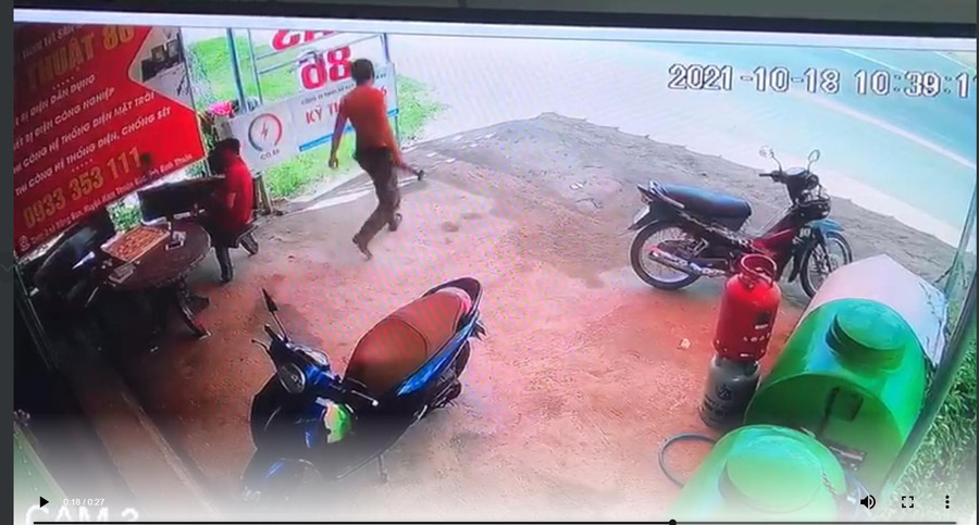 Hung thủ cầm cây búa thản nhiên rời khỏi hiện trường. Ảnh cắt từ clip Hung thủ cầm cây búa thản nhiên rời khỏi hiện trường. Ảnh cắt từ clip
