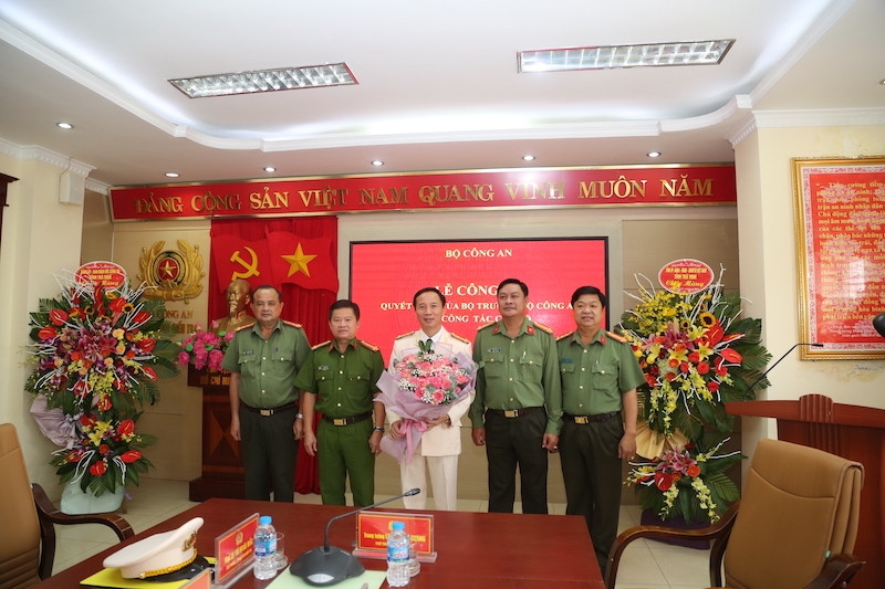  Đại tá Vũ Hoài Bắc, Cục trưởng Cục An ninh điều tra chụp ảnh với Công an tỉnh Trà Vinh