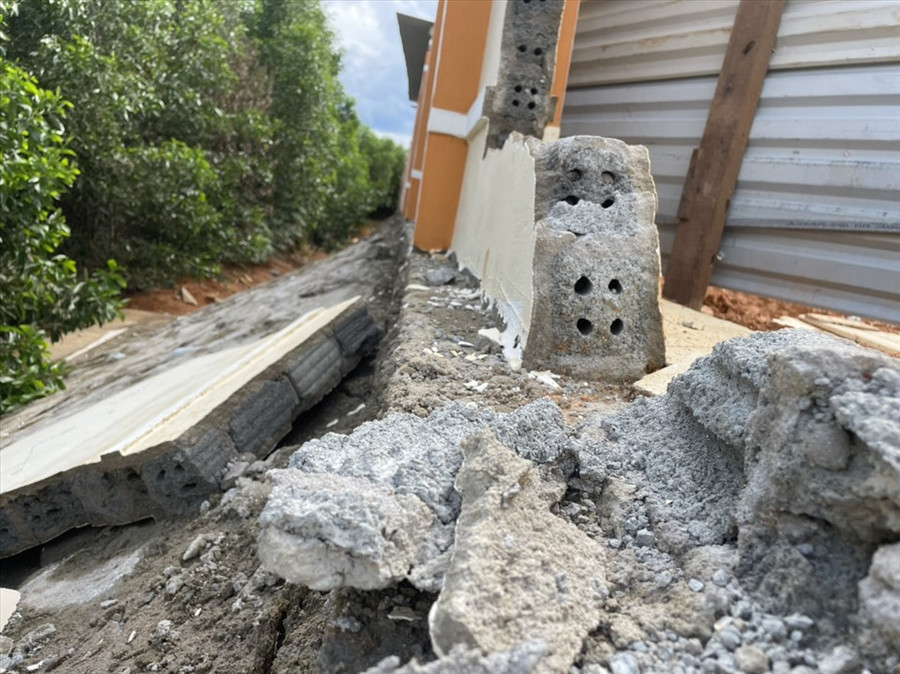 Trường THCS Võ Nguyên Giáp đã rào chắn bằng tôn tại khu vực bức tường đổ sập. Ảnh: B.T