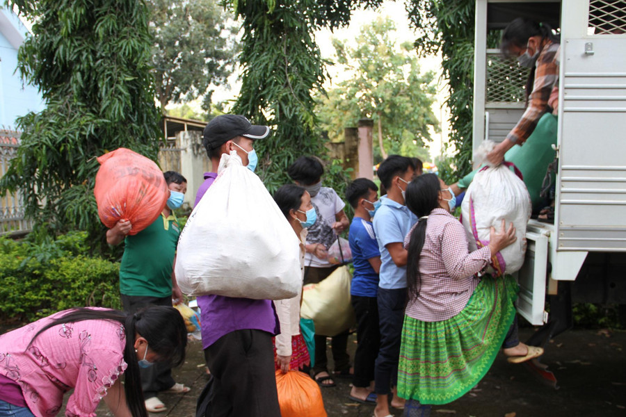 Sau nhiều giờ chờ đợi, bà con được đưa lên xe để qua tỉnh Gia Lai. Ảnh: Hoàng Bình