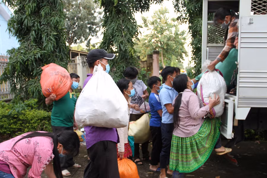 Sau nhiều giờ chờ đợi, bà con được đưa lên xe để qua tỉnh Gia Lai. Ảnh: Hoàng Bình