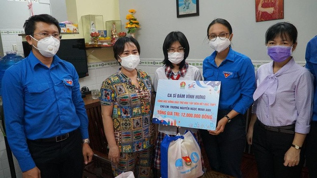 Trao học bổng cho em Trương Nguyễn Ngọc Minh Anh, lớp 9/2 - Trường THCS Yên Thế. Ảnh: Lê Nam