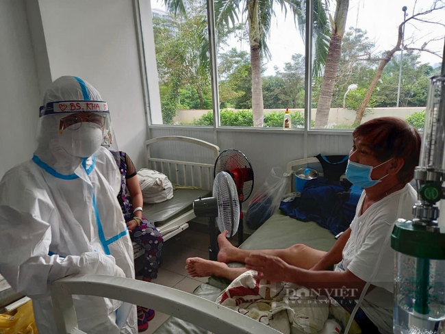 Những F0 khỏi bệnh có nhiều kinh nghiệm chữa và điều trị F0 sẽ hỗ trợ rất tốt cho các y bác sĩ. Một F0 tình nguyện chăm sóc bệnh nhân F0 tại Bệnh viện dã chiến số 4. Ảnh: B.D
