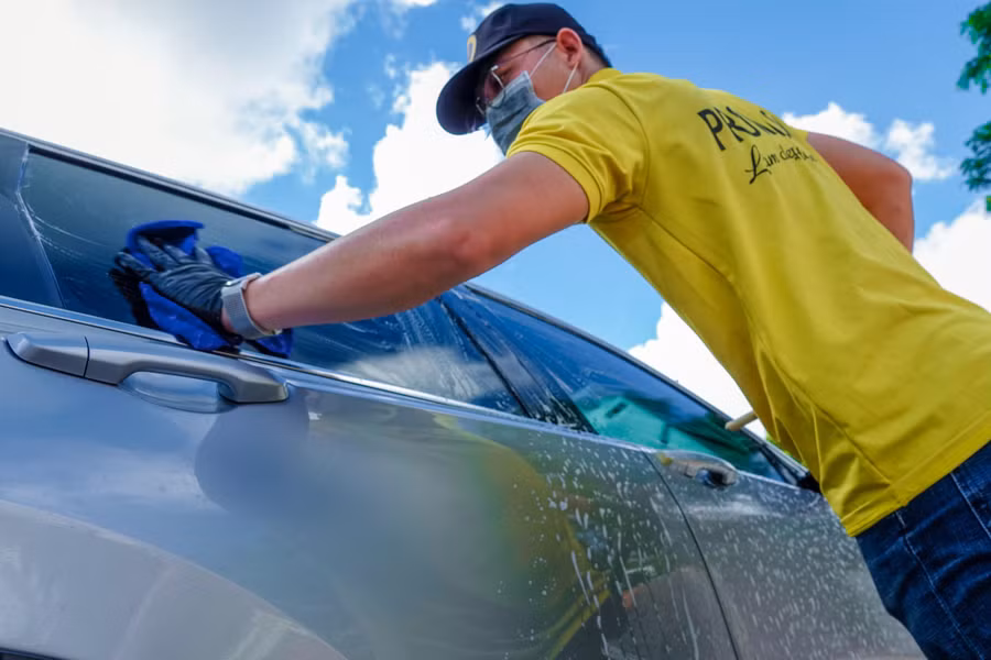 Công nghệ rửa xe tiết kiệm nước và nhanh chóng. Ảnh: Duy Tân