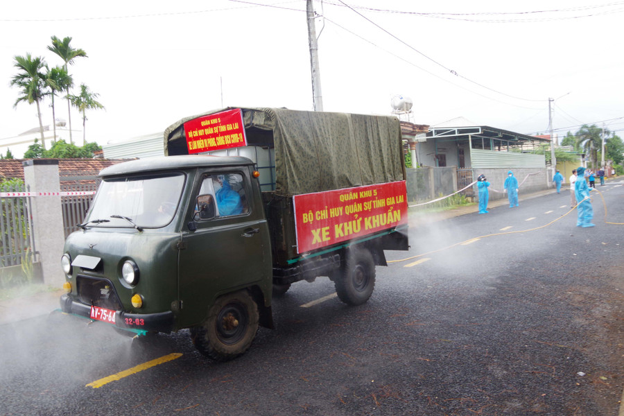 Lực lượng phòng chống dịch Bộ Chỉ huy Quân sự tỉnh phun khử khuẩn tại tổ dân phố 1, thị trấn Chư Sê, huyện Chư Sê. Ảnh: Văn Huỳnh