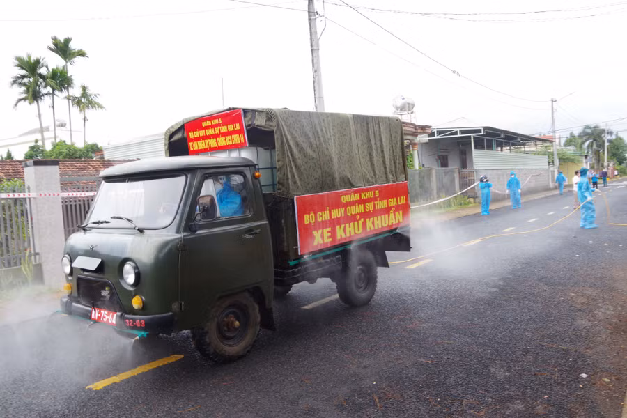 Lực lượng phòng chống dịch Bộ Chỉ huy Quân sự tỉnh phun khử khuẩn tại tổ dân phố 1, thị trấn Chư Sê, huyện Chư Sê. Ảnh: Văn Huỳnh