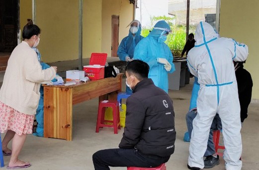 Sàng lọc lấy mẫu xét nghiêm Covid-19 liên quan đến chùm ca nhiễm tại phường 5, TP Đà Lạt.