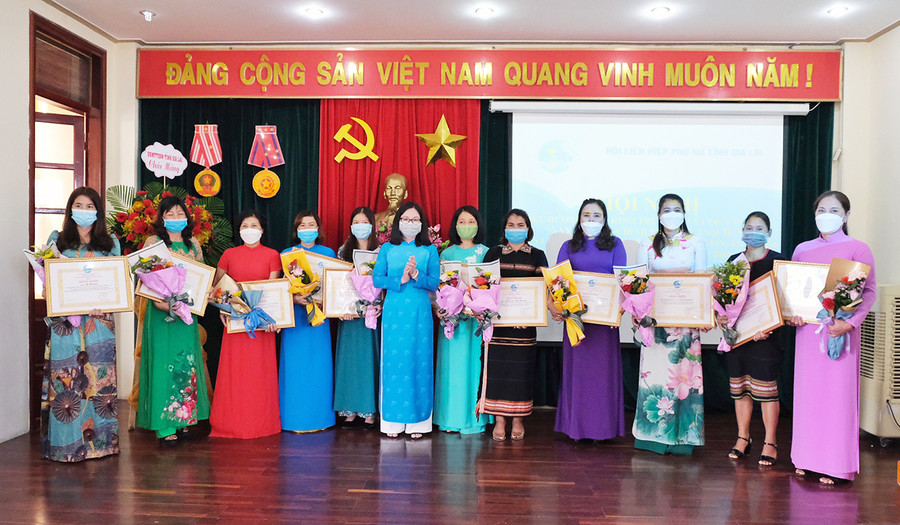 Khen thưởng các cá nhân, tập thể có thành tịch xuất sắc trong 2 cuộc vận động. Ảnh: Hoàng Ngọc
