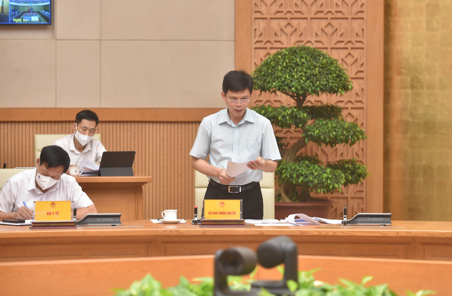 Thứ trưởng Bộ GT-VT Lê Anh Tuấn trình bày dự thảo quy định tạm thời về triển khai các đường bay nội địa chở khách thường lệ bảo đảm thích ứng an toàn, linh hoạt, kiểm soát hiệu quả dịch Covid-19. Ảnh: VGP/Đức Tuân Thứ trưởng Bộ GTVT Lê Anh Tuấn trình bày dự thảo quy định tạm thời về triển khai các đường bay nội địa chở khách thường lệ bảo đảm thích ứng an toàn, linh hoạt, kiểm soát hiệu quả dịch COVID-19 - Ảnh VGP/Đức Tuân