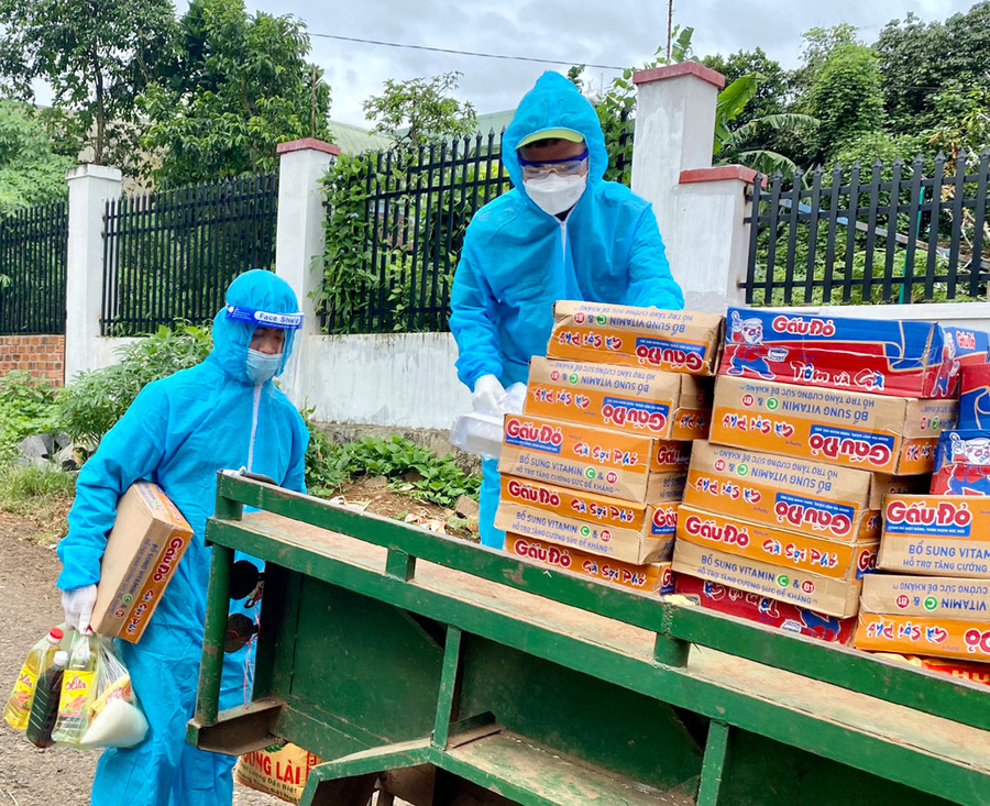 Hỗ trợ lương thực cho người dân đang thực hiện phong tỏa tạm thời phòng-chống dịch tại hẻm 218 Trần Quý Cáp, TP. Pleiku. Ảnh: Như Nguyện Hỗ trợ lương thực cho người dân đang thực hiện phong tỏa tạm thời phòng-chống dịch tại hẻm 218 Trần Quý Cáp, TP. Pleiku. Ảnh: Như Nguyện
