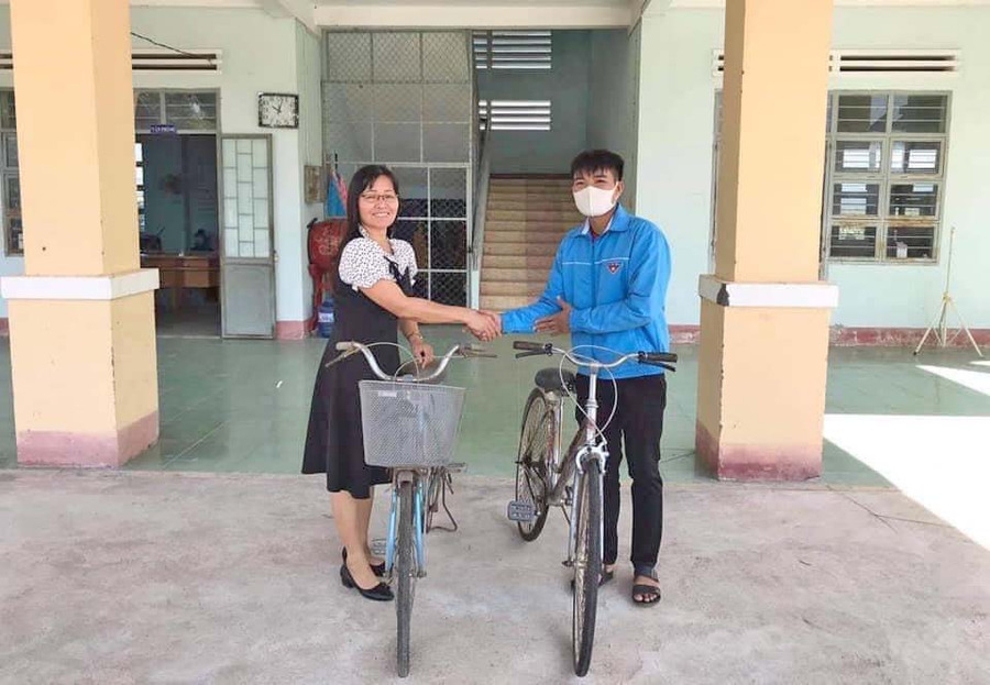 Đại diện Trường Tiểu học xã Uar tiếp nhận 2 chiếc xe đạp do Đoàn xã tặng học sinh nghèo vượt khó của trường. Ảnh: Vũ Chi