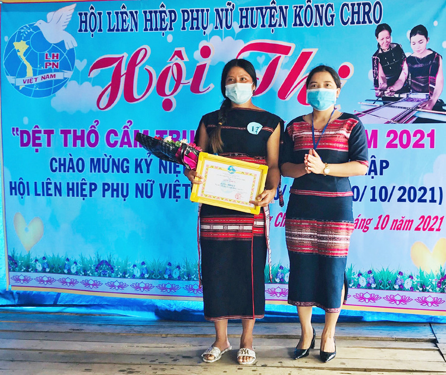  Hội LHPN huyện Kông Chro trao giải nhất cho hội viên tham gia hội thi dệt thổ cẩm truyền thống. Ảnh: Hoàng Ngọc