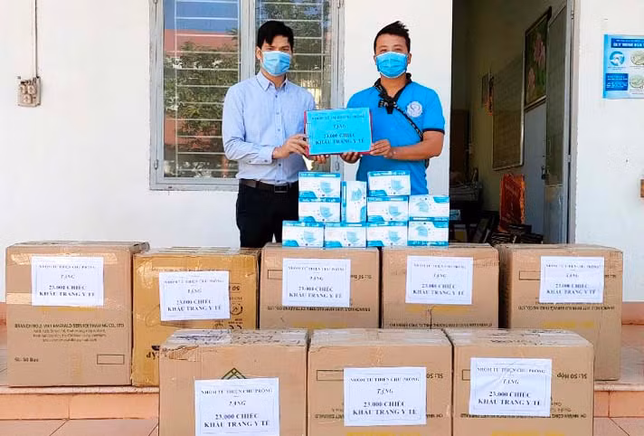 Anh Lê Thế Đô (bìa trái)-Bí thư Huyện Đoàn, Chủ tịch Hội LHTN Việt Nam huyện, Chủ tịch Hội đồng Đội huyện Chư Prông được nhận giải thưởng 