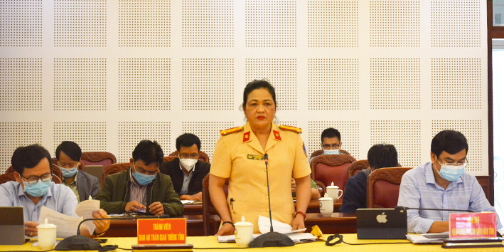 Thượng tá Lương Thị Thu Quỳnh-Trưởng phòng Cảnh sát Giao thông (Công an tỉnh) phát biểu ý kiến liên quan đến công tác tuần tra, kiểm soát, xử lý vi phạm trật tự an toàn giao thông 9 tháng năm 2021. Ảnh: Lê Hòa Thượng tá Lương Thị Thu Quỳnh-Trưởng Phòng PC08 phát biểu liên quan đến công tác tuần tra, kiểm soát, xử lý vi phạm trật tự an toàn giao thông 9 tháng năm 2021. Ảnh: Lê Hòa