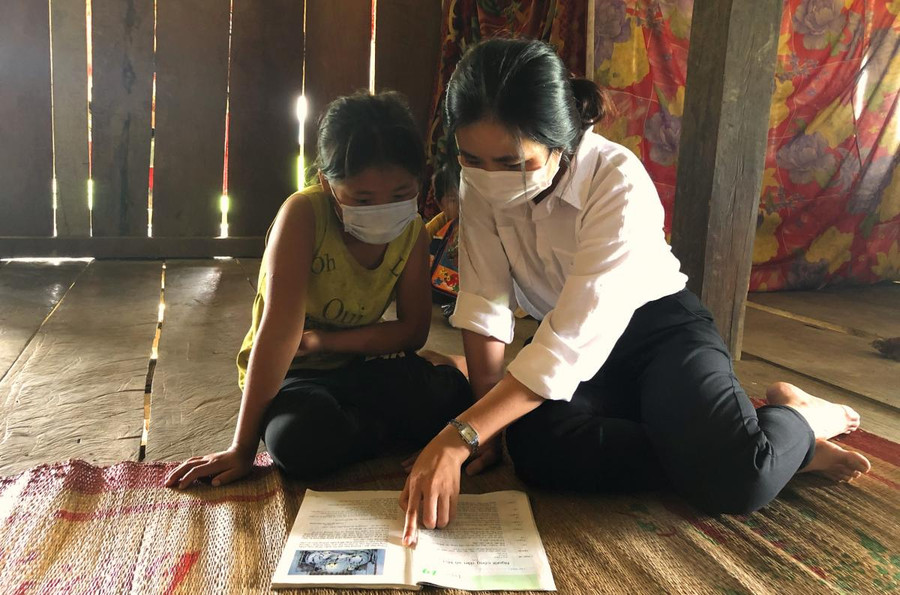 Cô Phạm Thị Hồng (Trường THCS Trần Quốc Toản) vừa đi vận động học sinh tới trường vừa ôn bài cho các em.