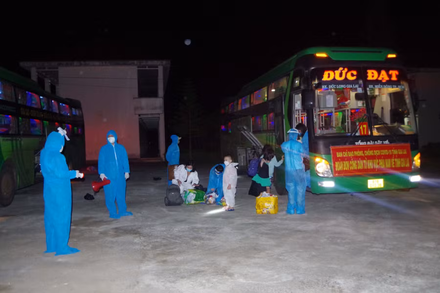 Các công dân là học sinh mầm non, tiểu học và phụ huynh học sinh đang mắc kẹt tại TP. Hồ Chí Minh, 2 tỉnh Bình Dương, Đồng Nai đã về đến TP. Pleiku an toàn. Ảnh: Kim Hồng