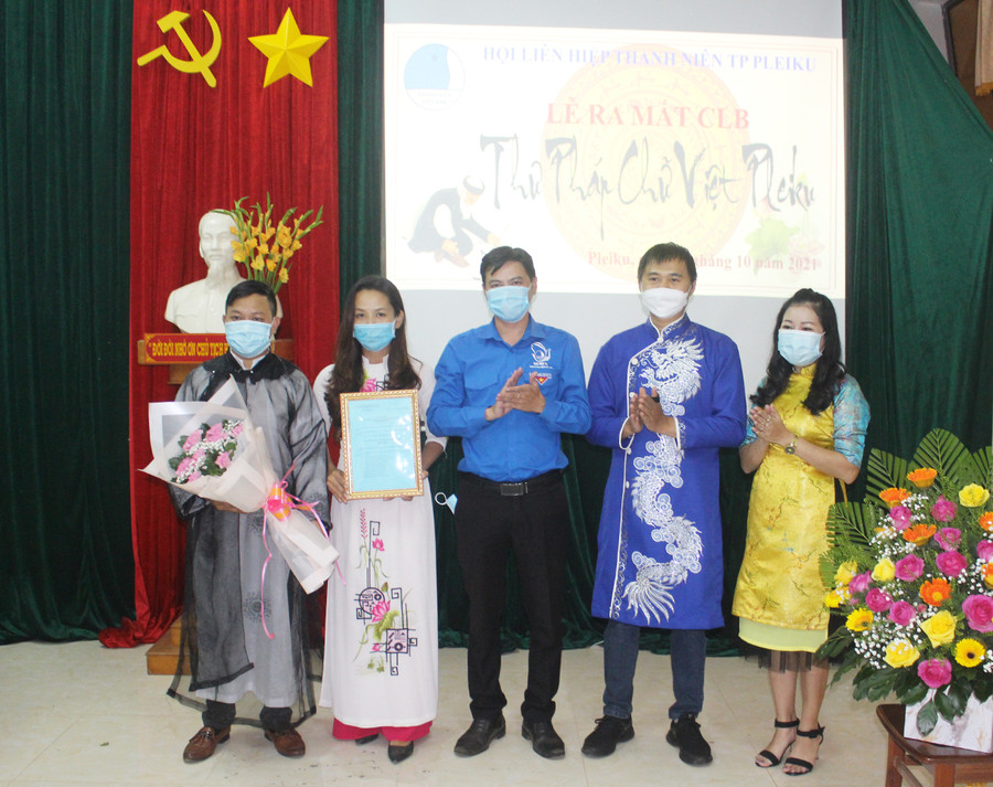 Anh Phan Minh Đức (ở giữa)-Bí thư Thành Đoàn, Chủ tịch Hội LHTN Việt Nam TP. Pleiku trao quyết định thành lập Câu lạc bộ "Thư pháp chữ Việt Pleiku". Ảnh: Phan Lài Anh Phan Minh Đức (ở giữa)-Bí thư Thành Đoàn, Chủ tịch Hội LHTN Việt Nam TP. Pleiku trao quyết định thành lập Câu lạc bộ Thư pháp chữ Việt Pleiku. Ảnh: Phan Lài