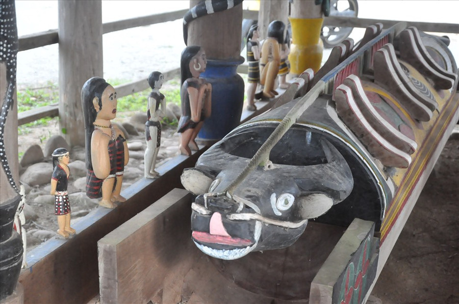  Cổ quan tài của người Cơ Tu làm từ 1 thân cây (độc mộc) với nhiều chạm trổ, điêu khắc như một tác phẩm nghệ thuật. Ảnh Thanh Hải