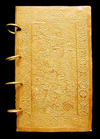 Sách phong bằng bạc mạ vàng do vua Thiệu Trị tấn phong cho vợ. Ảnh: Bảo tàng lịch sử Quốc gia Việt Nam Sách phong bằng bạc mạ vàng do vua Thiệu Trị tấn phong cho vợ. Ảnh: Bảo tàng lịch sử Quốc gia Việt Nam