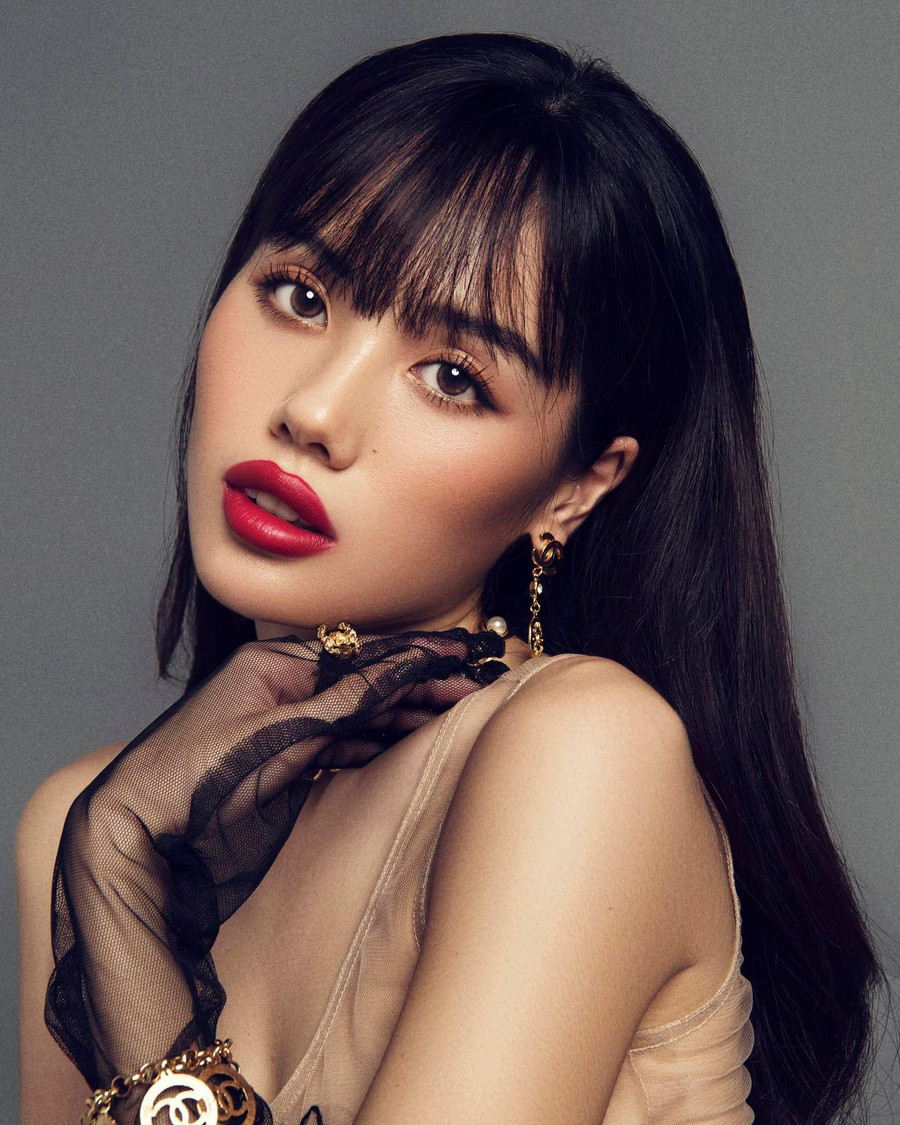 Mới đây, mạng xã hội xôn xao thông tin Trương Thế Vinh hẹn hò hot girl Trâm Anh. Nguyên nhân bắt nguồn từ việc nhiều cư dân mạng phát hiện cả hai đăng tải những hình ảnh có chi tiết trùng hợp trên trang cá nhân. Ảnh: FBNV