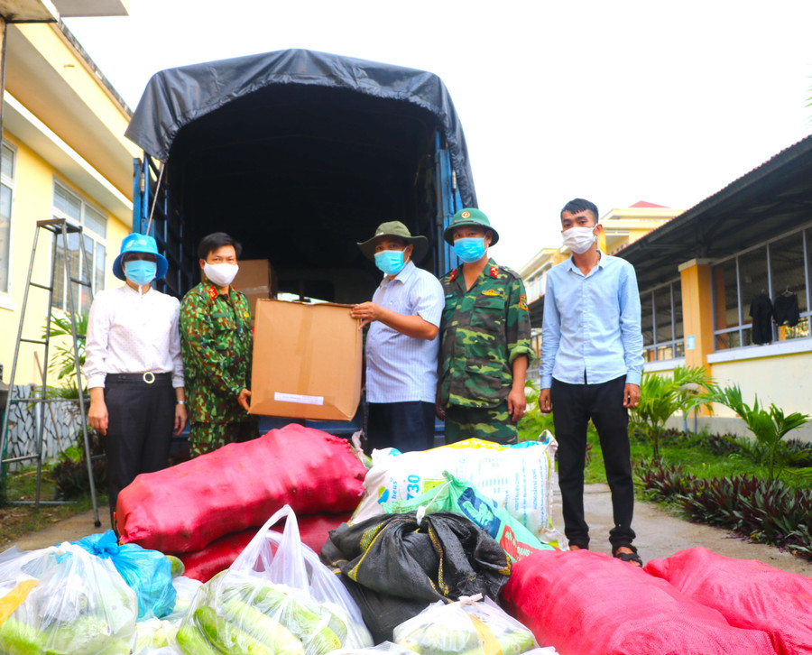 Ủy ban MTTQ Việt Nam thị xã An Khê tặng đồ bảo hộ và rau củ quả cho khu cách ly tại Trường THPT Dân tộc Nội trú Đông Gia Lai. Ảnh: Ngọc Minh
