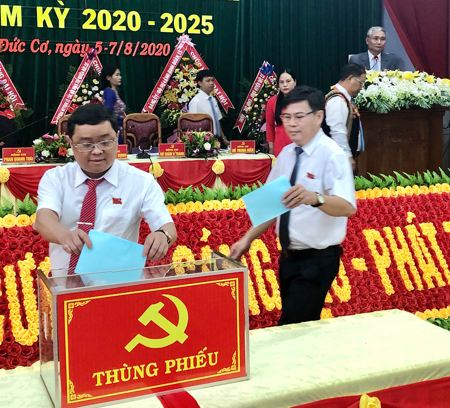 Các đại biểu bỏ phiếu bầu Ban Chấp hành Đảng bộ huyện Đức Cơ khóa VII (nhiệm kỳ 2020-2025). Ảnh: Vĩnh Hoàng Các đại biểu bỏ phiếu bầu Ban Chấp hành Đảng bộ huyện Đức Cơ khóa VII (nhiệm kỳ 2020-2025). Ảnh: V.H