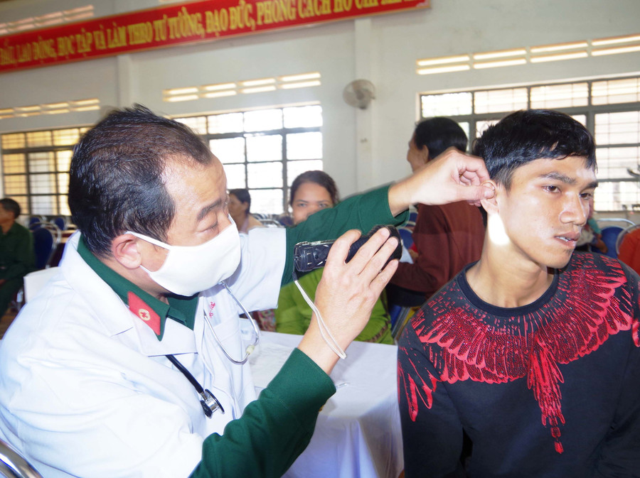 Hội đồng Nghĩa vụ quân sự huyện Đức Cơ khám sức khỏe cho thanh niên thị trấn Chư Ty năm 2020. Ảnh: Huy Bắc