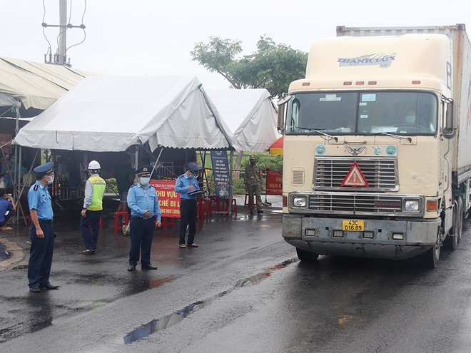 Người dân ra vào các tỉnh, thành cần ý thức trong việc khai báo y tế. Ảnh: Hoàng Sơn Người dân ra vào các tỉnh, thành cần ý thức trong việc khai báo y tế. Ảnh: Hoàng Sơn