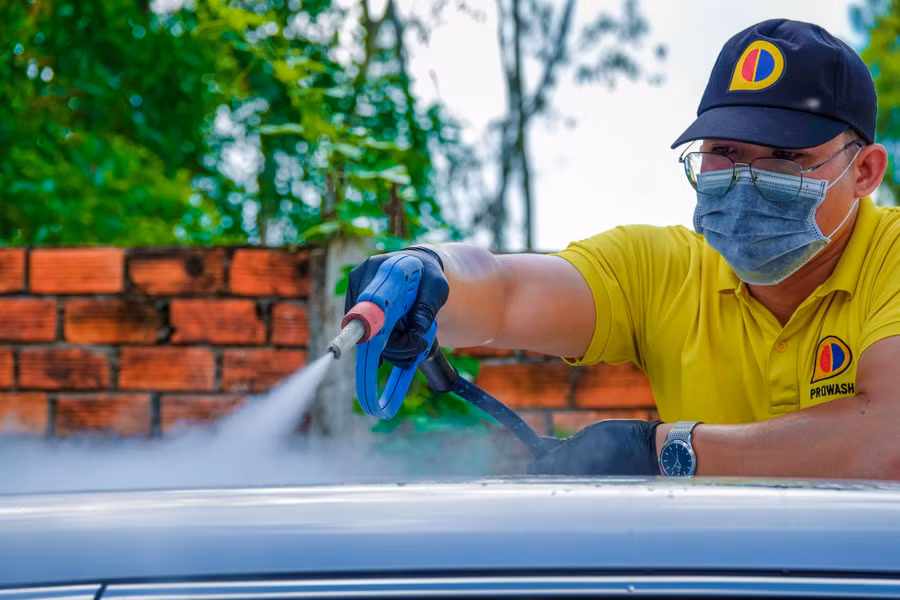 Anh Nguyễn Thanh Phong là người tiên phong áp dụng mô hình rửa xe lưu động bằng công nghệ hơi nước nóng tại Cần Thơ. Ảnh: Duy Tân