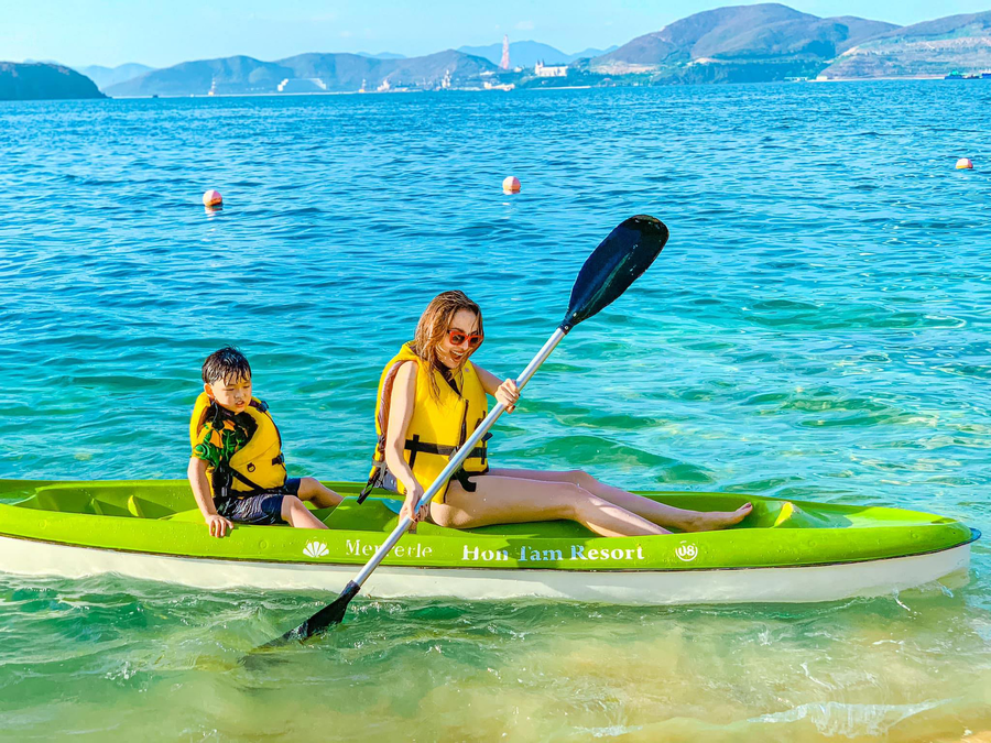 Diễm Hương và con trai Noah. Ảnh: NVCC