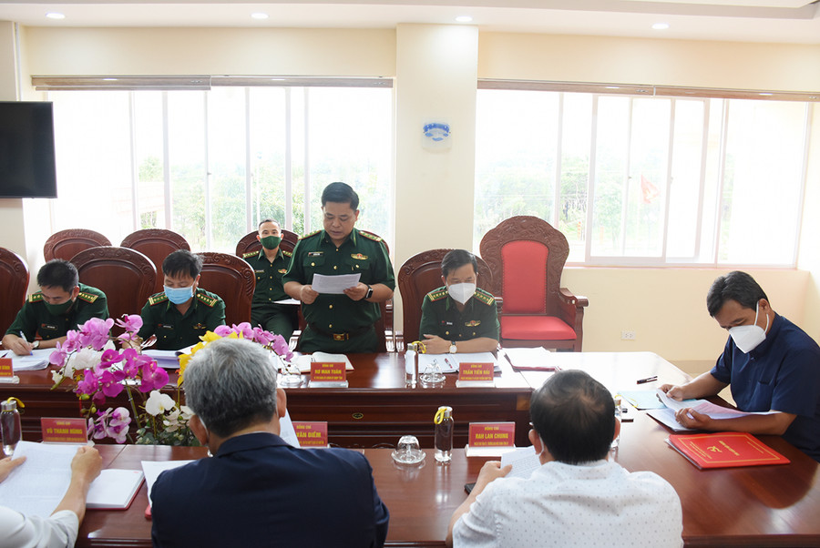 Bí thư Đảng ủy, Chính ủy Bộ đội Biên phòng tỉnh Rơ Mah Tuân báo cáo kết quả thực hiện nhiệm vụ biên phòng trong thời gian qua. Ảnh: Minh Nguyễn