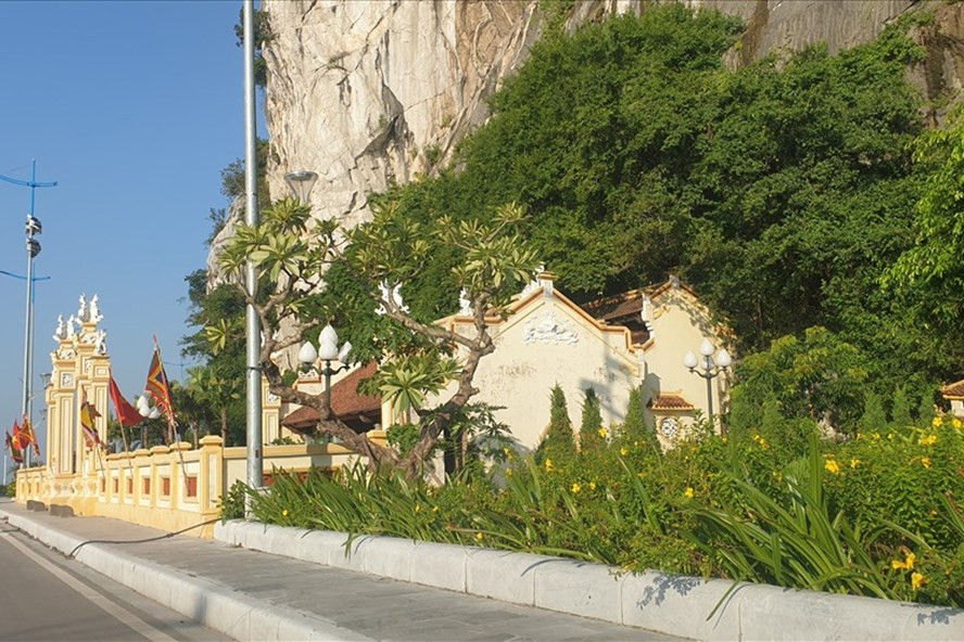  Đền bài thơ cổ dưới chân núi Bài Thơ - nơi vẫn còn lưu lại 12 bài thơ khắc trên vách núi. Ảnh: Nguyễn Hùng